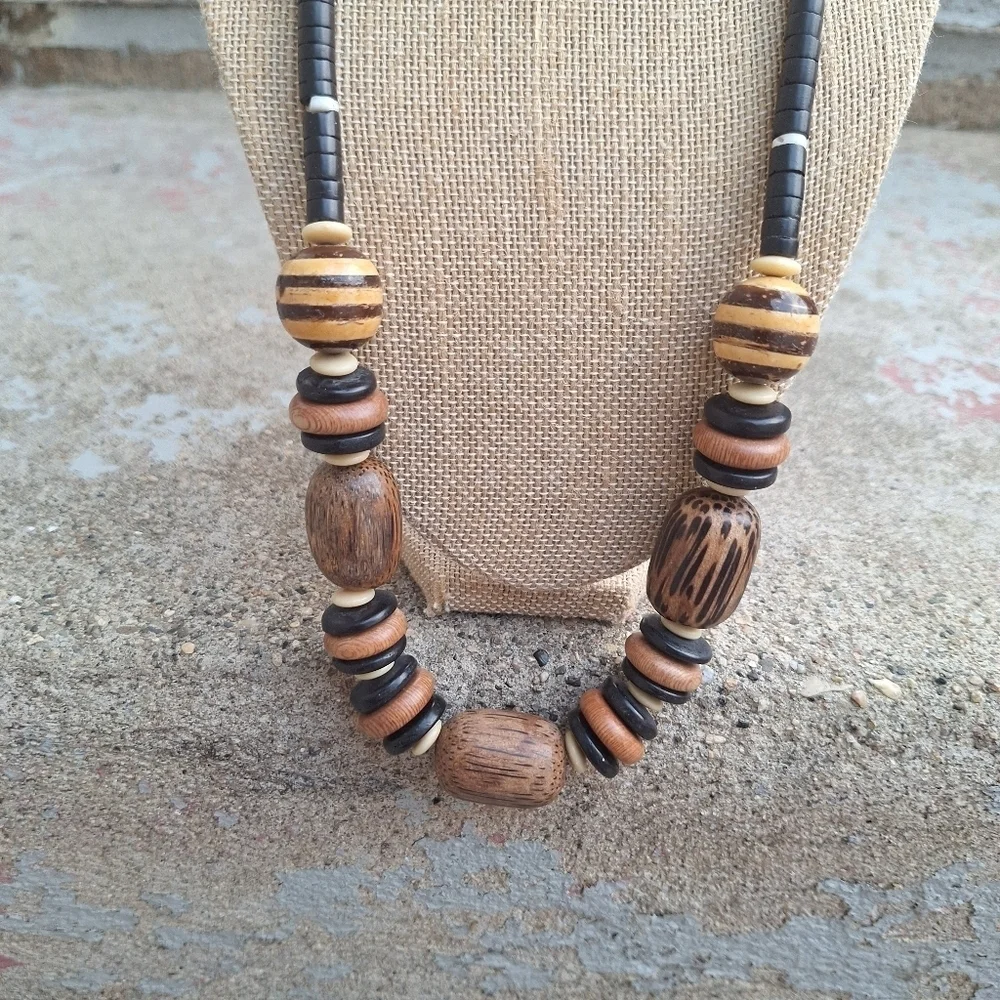 🌟 Elegant Wooden Bead Necklace